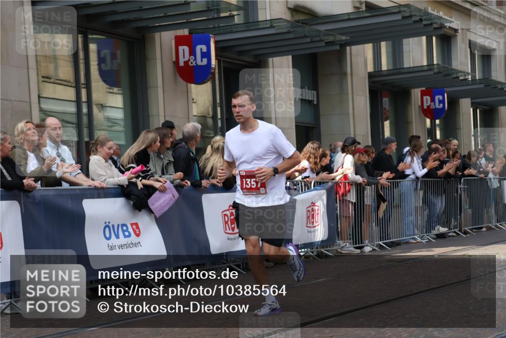 13.09.2026 - 21. swb-Marathon Bremen Strokosch-Dieckow http://msf.ph/oto/10385564 13.09.2026 12:52:28 Ziel 417, 553, 2100, 7244, 8077, 8729, 9522, 525, 959, 1357, 1507, 7768 meine-sportfotos.de