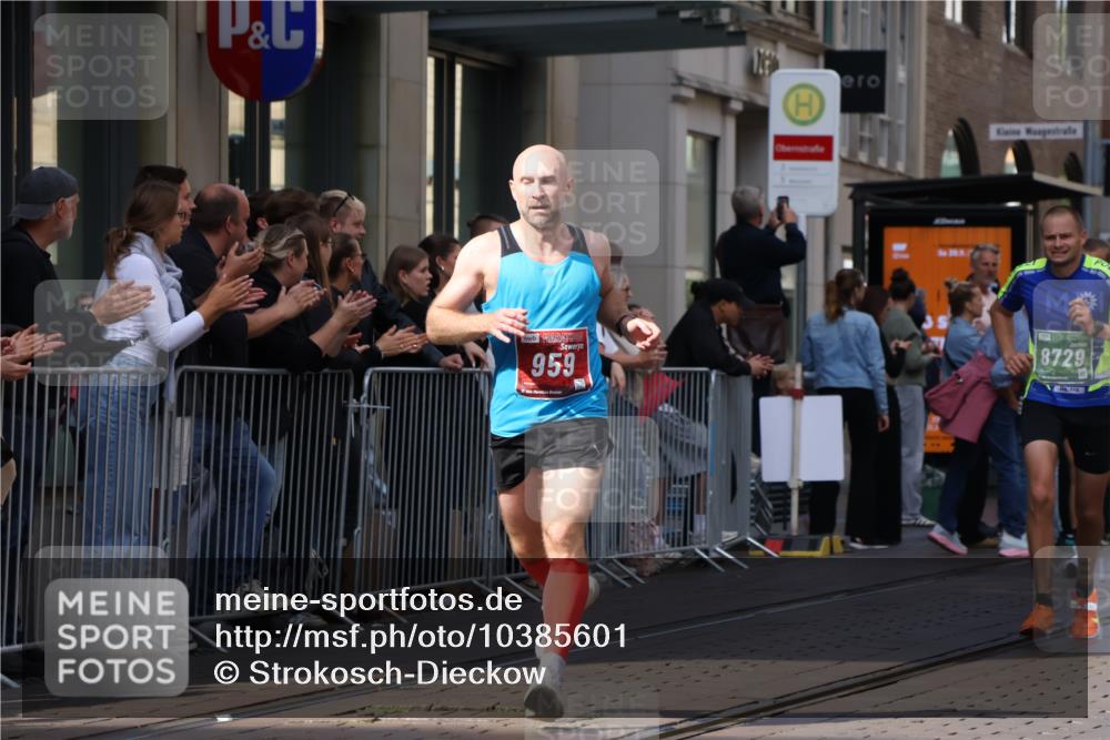 13.09.2026 - 21. swb-Marathon Bremen Strokosch-Dieckow http://msf.ph/oto/10385601 13.09.2026 12:52:30 Ziel 417, 553, 2100, 7244, 8077, 8729, 9522, 525, 959, 1357, 1507, 7768 meine-sportfotos.de