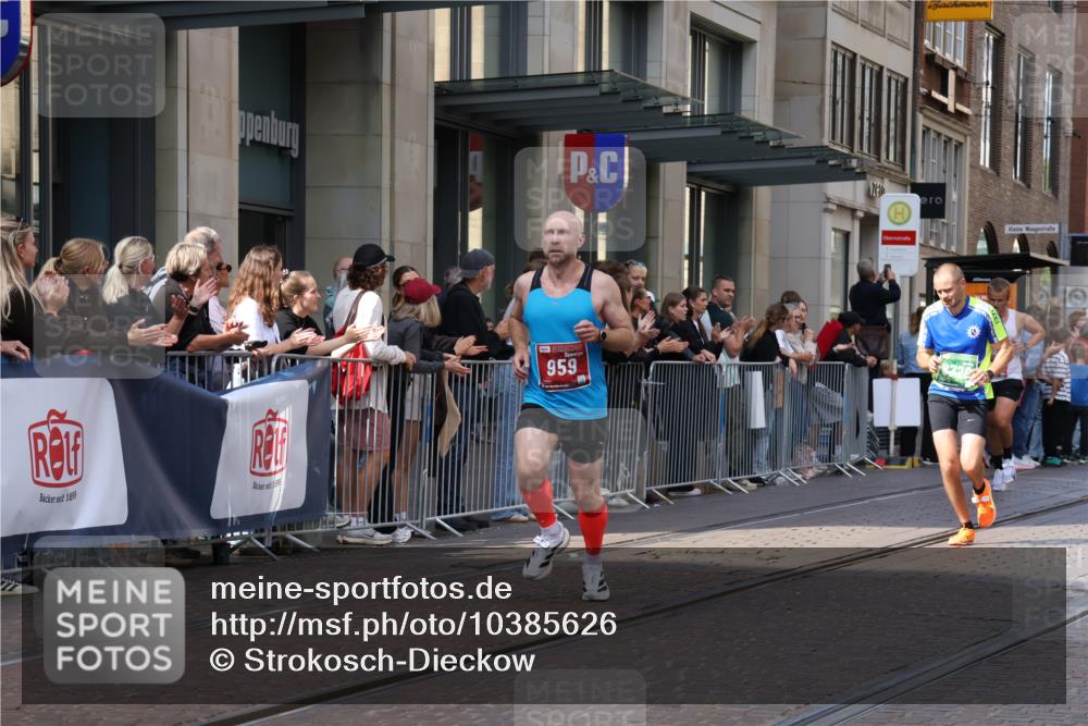13.09.2026 - 21. swb-Marathon Bremen Strokosch-Dieckow http://msf.ph/oto/10385626 13.09.2026 12:52:31 Ziel 417, 553, 2100, 7244, 8077, 8729, 9522, 525, 959, 1357, 1507, 7768 meine-sportfotos.de