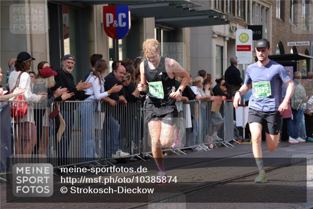 13.09.2026 - 21. swb-Marathon Bremen Strokosch-Dieckow http://msf.ph/oto/10385874 13.09.2026 12:52:46 Ziel 417, 2585, 7650, 8077, 9522, 525, 553, 2100, 7244, 7768, 8729 meine-sportfotos.de