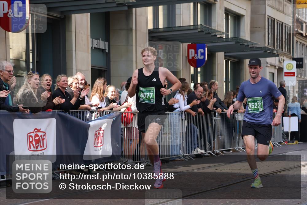 13.09.2026 - 21. swb-Marathon Bremen Strokosch-Dieckow http://msf.ph/oto/10385888 13.09.2026 12:52:47 Ziel 417, 2585, 2670, 7650, 8077, 8081, 9522, 525, 553, 2100, 7244, 7768, 8729 meine-sportfotos.de