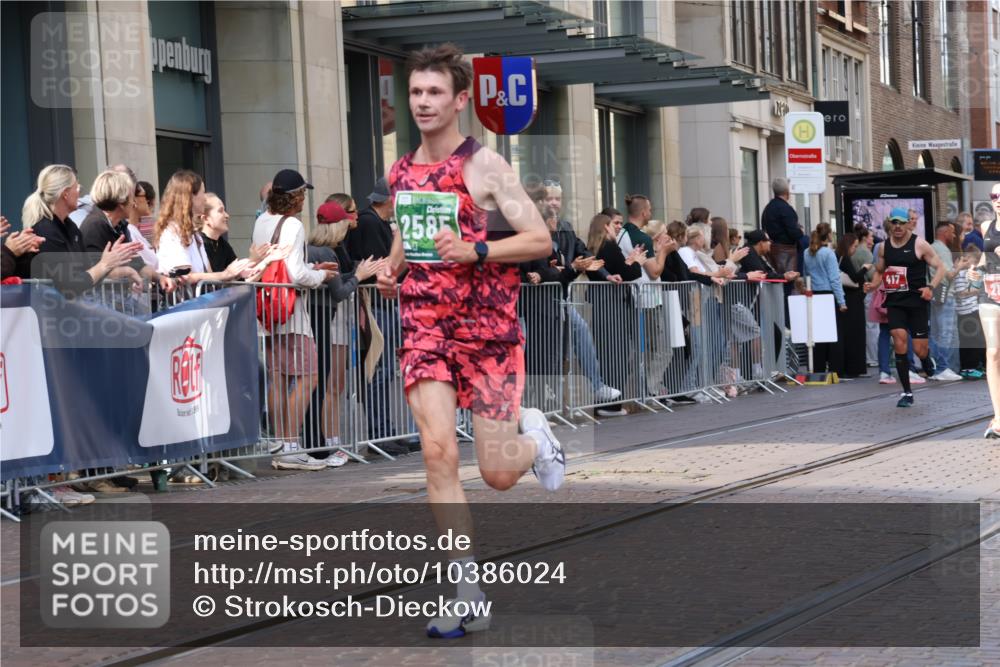 13.09.2026 - 21. swb-Marathon Bremen Strokosch-Dieckow http://msf.ph/oto/10386024 13.09.2026 12:52:58 Ziel 2585, 2670, 3080, 7650, 8081, 417, 553, 2100, 7244, 8077, 8729, 9522 meine-sportfotos.de