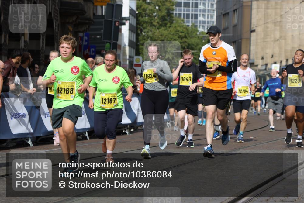 13.09.2026 - 21. swb-Marathon Bremen Strokosch-Dieckow http://msf.ph/oto/10386084 13.09.2026 11:07:44 Ziel 10138, 10205, 10279, 10280, 10488, 10501, 10505, 10695, 10748, 11123, 11246, 11417, 11600, 11759, 11767, 11865, 11899, 11917, 12020, 12173, 12210, 12266, 12277, 12419, 12536, 10139, 10660, 10661, 10674, 10830, 10871, 10937, 11515, 12024, 12031, 12066, 12097, 12511, 12512 meine-sportfotos.de
