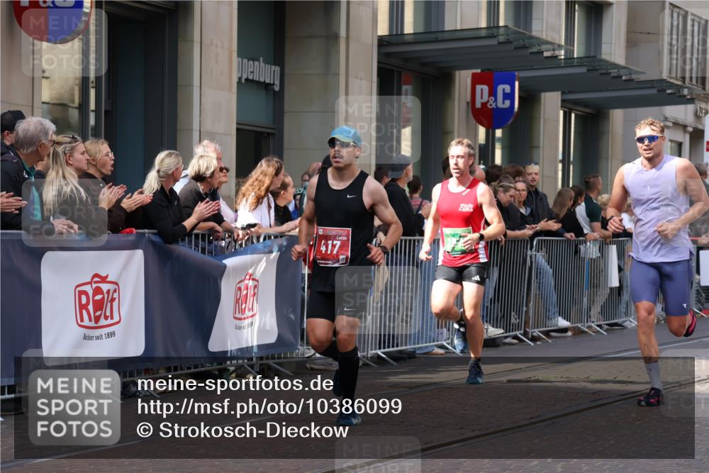 13.09.2026 - 21. swb-Marathon Bremen Strokosch-Dieckow http://msf.ph/oto/10386099 13.09.2026 12:53:03 Ziel 2352, 2585, 2670, 3080, 7650, 8081, 417, 553, 2100, 7244, 8077, 8729, 9522 meine-sportfotos.de