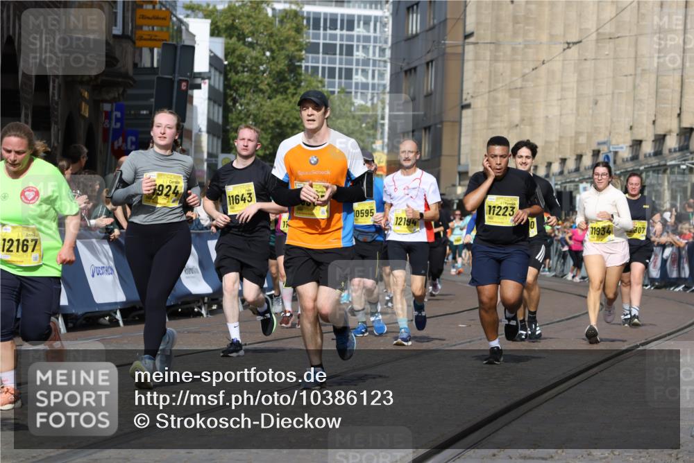 13.09.2026 - 21. swb-Marathon Bremen Strokosch-Dieckow http://msf.ph/oto/10386123 13.09.2026 11:07:45 Ziel 10138, 10205, 10279, 10280, 10488, 10501, 10505, 10695, 10748, 11123, 11246, 11417, 11759, 11767, 11865, 11899, 11917, 12020, 12173, 12210, 12266, 12277, 12419, 12536, 10139, 10660, 10661, 10674, 10871, 10937, 11044, 11378, 11515, 12024, 12031, 12066, 12511, 12512 meine-sportfotos.de
