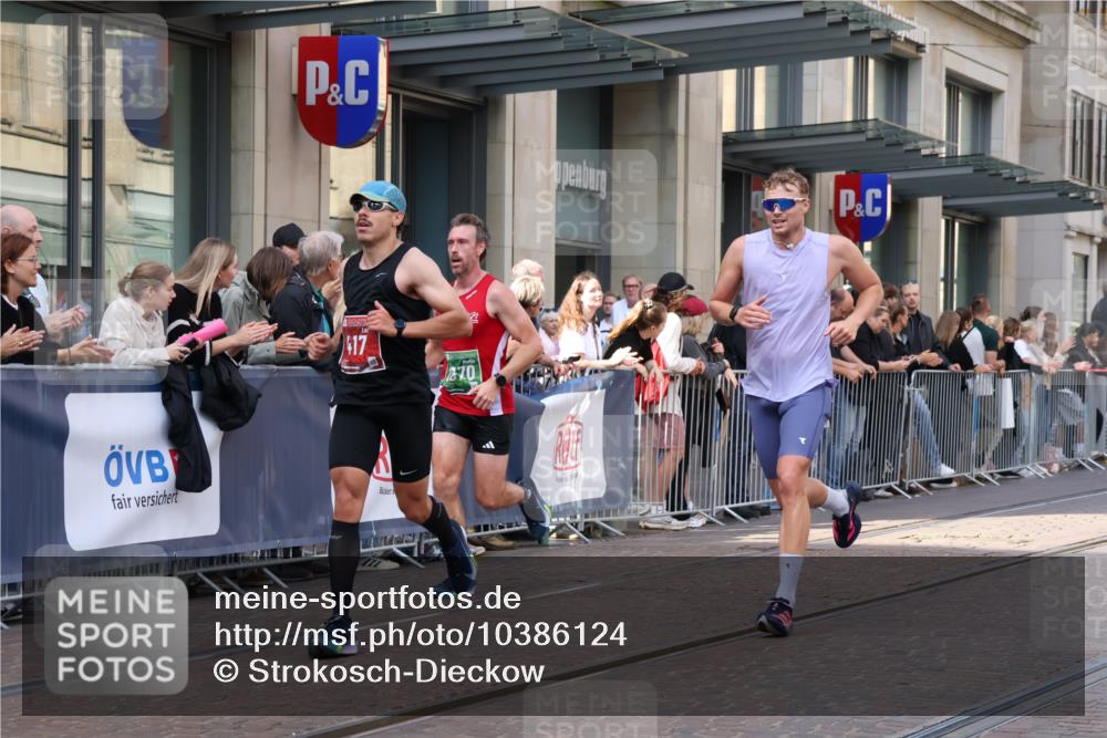 13.09.2026 - 21. swb-Marathon Bremen Strokosch-Dieckow http://msf.ph/oto/10386124 13.09.2026 12:53:04 Ziel 2352, 2585, 2670, 3080, 3606, 7650, 8081, 417, 553, 2100, 7244, 8077, 8729, 9522 meine-sportfotos.de