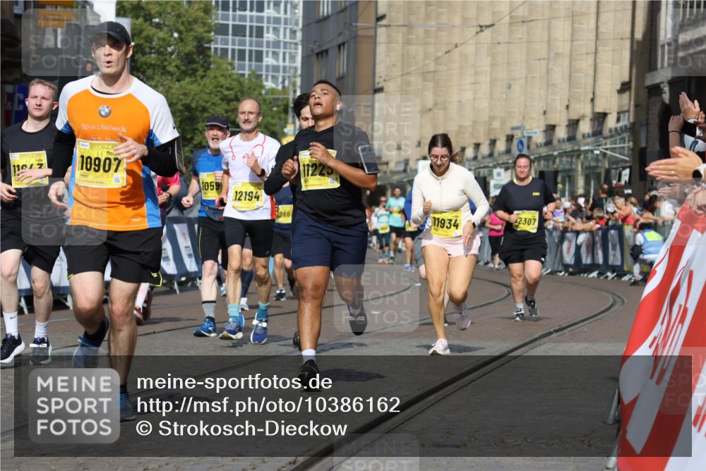 13.09.2026 - 21. swb-Marathon Bremen Strokosch-Dieckow http://msf.ph/oto/10386162 13.09.2026 11:07:46 Ziel 10138, 10205, 10279, 10280, 10488, 10501, 10505, 10695, 10748, 11123, 11246, 11417, 11759, 11767, 11865, 11899, 11917, 12020, 12173, 12210, 12266, 12277, 12419, 12536, 10139, 10660, 10661, 10674, 10937, 11044, 11378, 11833, 12024, 12031, 12066, 12511, 12512 meine-sportfotos.de