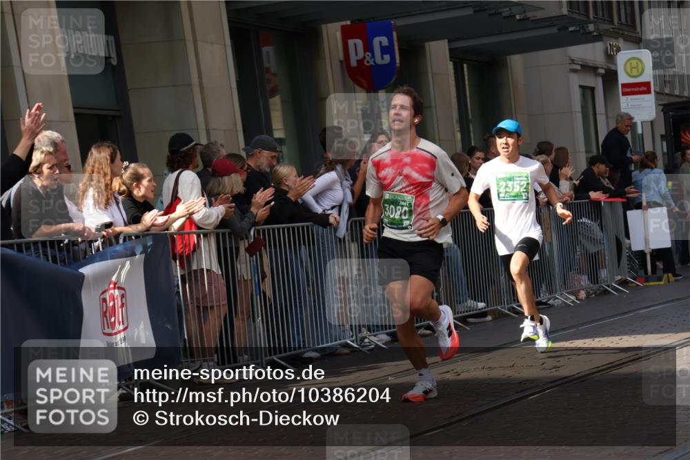 13.09.2026 - 21. swb-Marathon Bremen Strokosch-Dieckow http://msf.ph/oto/10386204 13.09.2026 12:53:17 Ziel 272, 1089, 1168, 1606, 2352, 3080, 3606, 2585, 2670, 7650, 8077, 8081, 9522 meine-sportfotos.de