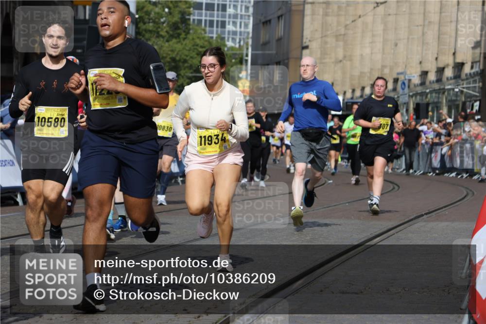 13.09.2026 - 21. swb-Marathon Bremen Strokosch-Dieckow http://msf.ph/oto/10386209 13.09.2026 11:07:48 Ziel 10138, 10205, 10279, 10280, 10363, 10364, 10488, 10501, 10505, 10580, 10695, 10748, 10907, 11123, 11223, 11417, 11767, 11865, 11899, 11917, 11924, 11934, 12020, 12167, 12168, 12173, 12210, 12266, 12277, 12419, 12536, 10139, 10660, 10674, 11044, 11378, 11404, 11833, 11958, 12024, 12031, 12066, 12511, 12512 meine-sportfotos.de