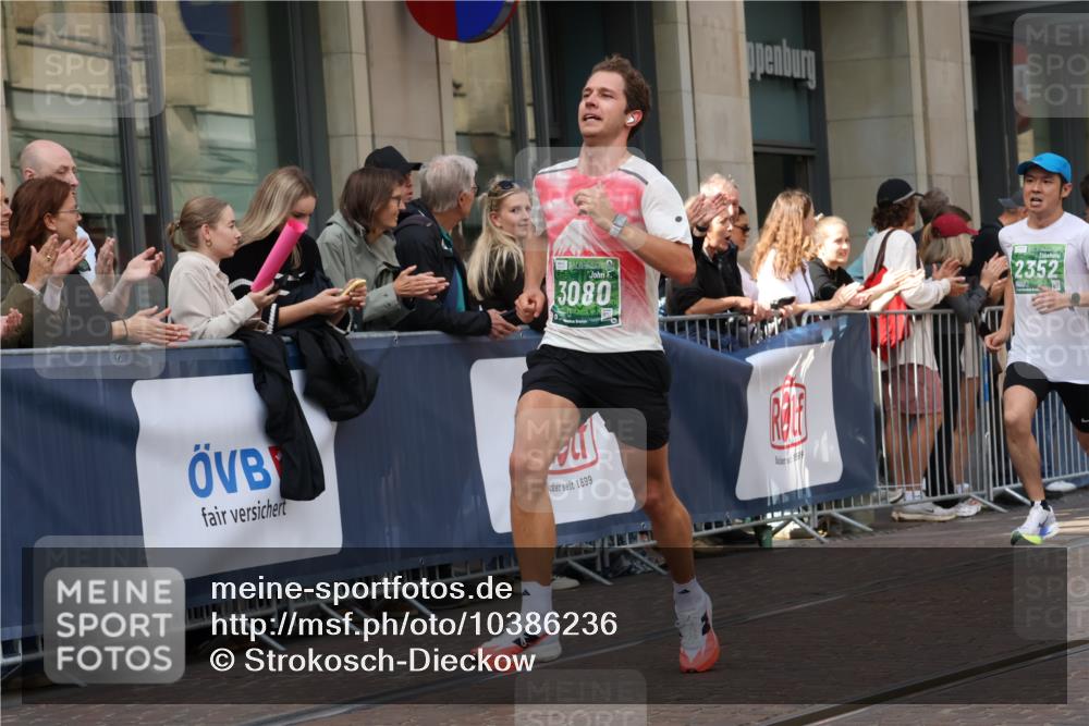 13.09.2026 - 21. swb-Marathon Bremen Strokosch-Dieckow http://msf.ph/oto/10386236 13.09.2026 12:53:18 Ziel 272, 1089, 1168, 1606, 2352, 3080, 3606, 2585, 2670, 7650, 8077, 8081, 9522 meine-sportfotos.de