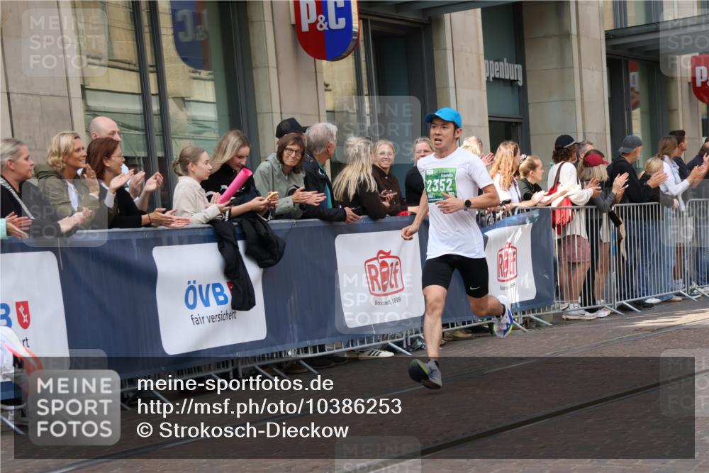 13.09.2026 - 21. swb-Marathon Bremen Strokosch-Dieckow http://msf.ph/oto/10386253 13.09.2026 12:53:19 Ziel 272, 1089, 1168, 1606, 2352, 3080, 3606, 13212, 2585, 2670, 7650, 8081 meine-sportfotos.de