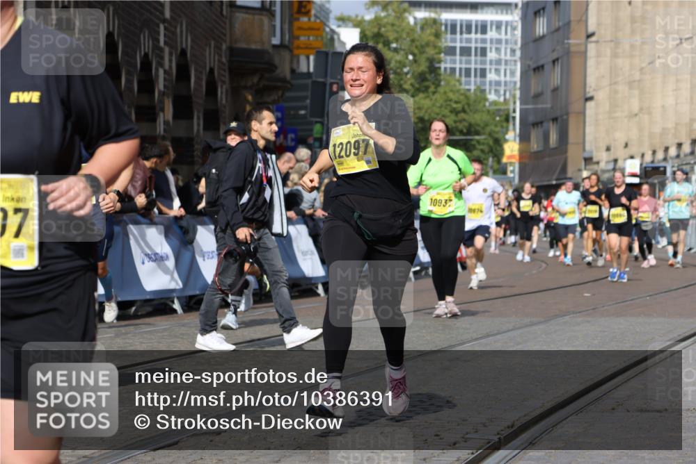 13.09.2026 - 21. swb-Marathon Bremen Strokosch-Dieckow http://msf.ph/oto/10386391 13.09.2026 11:07:55 Ziel 10138, 10279, 10280, 10363, 10364, 10501, 10505, 10580, 10595, 10695, 10907, 10935, 11037, 11223, 11643, 11767, 11899, 11924, 11934, 12167, 12168, 12194, 12210, 12277, 12307, 12419, 12509, 10139, 10404, 10493, 10767, 10859, 11044, 11378, 11404, 11659, 11831, 11833, 11958, 12031, 12066, 12160, 12248, 12384, 12389 meine-sportfotos.de