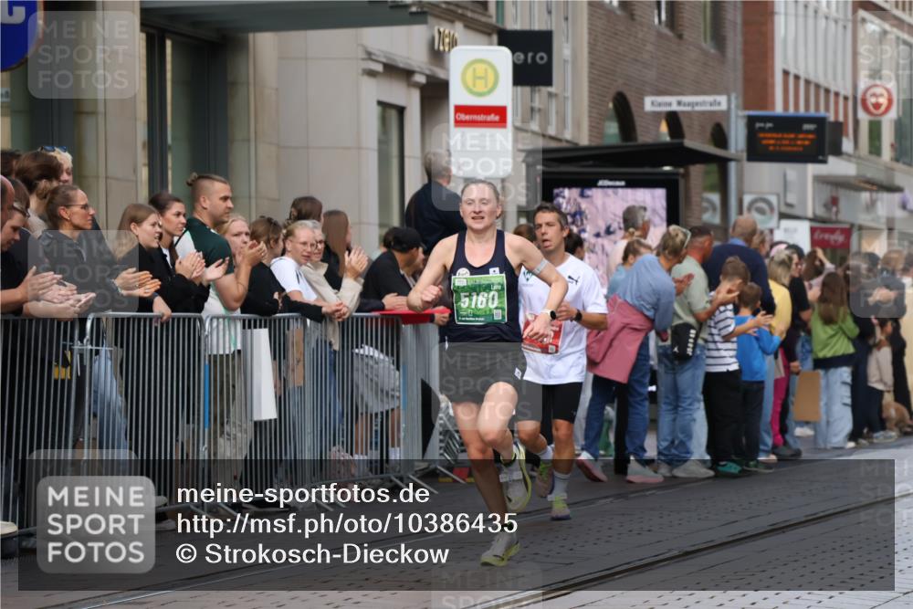 13.09.2026 - 21. swb-Marathon Bremen Strokosch-Dieckow http://msf.ph/oto/10386435 13.09.2026 12:53:40 Ziel 272, 1256, 1629, 5160, 6112, 9617, 13212, 1089, 1168, 1606, 2352, 3080, 3606 meine-sportfotos.de