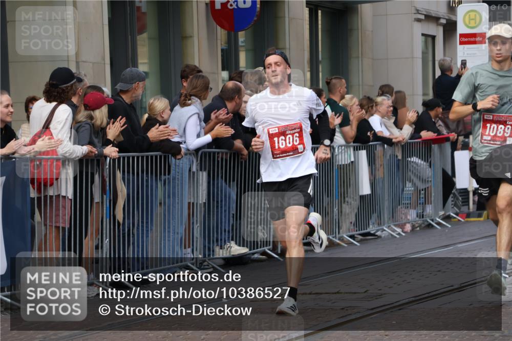 13.09.2026 - 21. swb-Marathon Bremen Strokosch-Dieckow http://msf.ph/oto/10386527 13.09.2026 12:53:50 Ziel 1256, 1629, 6112, 9399, 9617, 272, 1089, 1168, 1606, 2352, 3606, 5160, 13212 meine-sportfotos.de