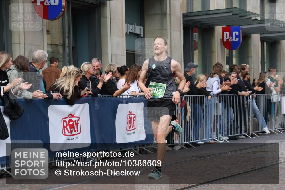 13.09.2026 - 21. swb-Marathon Bremen Strokosch-Dieckow http://msf.ph/oto/10386609 13.09.2026 12:53:53 Ziel 1256, 1629, 6112, 9399, 9617, 272, 1089, 1168, 1606, 3606, 5160, 13212 meine-sportfotos.de