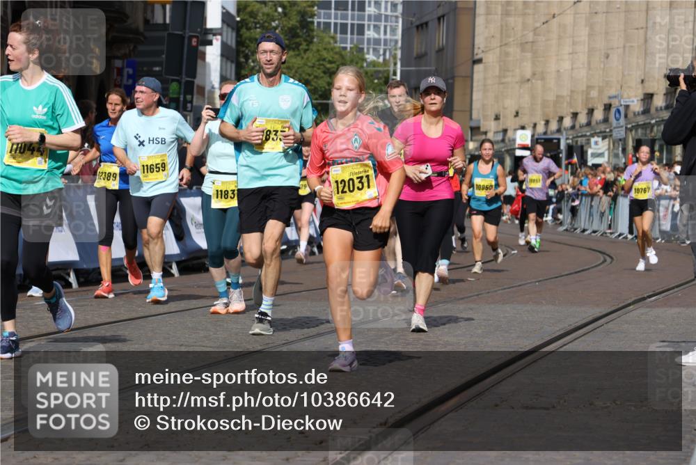 13.09.2026 - 21. swb-Marathon Bremen Strokosch-Dieckow http://msf.ph/oto/10386642 13.09.2026 11:08:09 Ziel 10139, 10595, 10660, 10661, 10674, 10830, 10871, 10935, 10937, 11037, 11515, 11643, 12024, 12031, 12066, 12097, 12194, 12307, 12509, 12511, 12512, 10135, 10188, 10793, 10851, 11032, 11124, 11263, 11509, 12073, 12315, 12325 meine-sportfotos.de