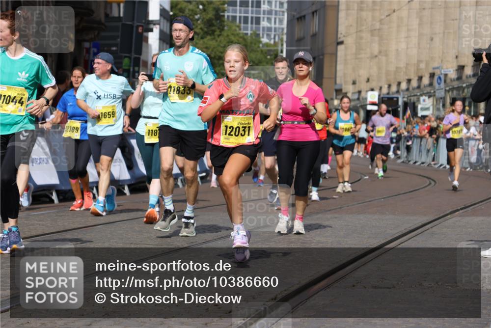13.09.2026 - 21. swb-Marathon Bremen Strokosch-Dieckow http://msf.ph/oto/10386660 13.09.2026 11:08:09 Ziel 10139, 10595, 10660, 10661, 10674, 10830, 10871, 10935, 10937, 11037, 11515, 11643, 12024, 12031, 12066, 12097, 12194, 12307, 12509, 12511, 12512, 10135, 10188, 10793, 10851, 11032, 11124, 11263, 11509, 12073, 12315, 12325 meine-sportfotos.de