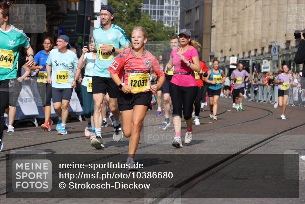 13.09.2026 - 21. swb-Marathon Bremen Strokosch-Dieckow http://msf.ph/oto/10386680 13.09.2026 11:08:09 Ziel 10139, 10595, 10660, 10661, 10674, 10830, 10871, 10935, 10937, 11037, 11515, 11643, 12024, 12031, 12066, 12097, 12194, 12307, 12509, 12511, 12512, 10135, 10188, 10793, 10851, 11032, 11124, 11263, 11509, 12073, 12315, 12325 meine-sportfotos.de