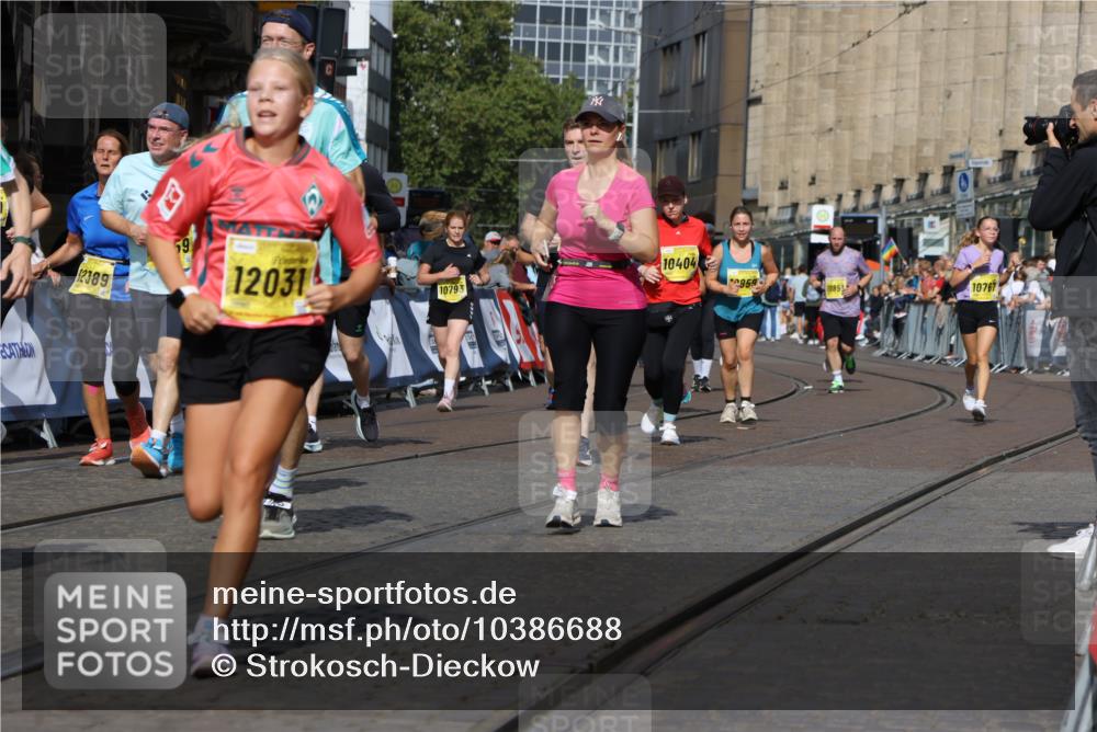 13.09.2026 - 21. swb-Marathon Bremen Strokosch-Dieckow http://msf.ph/oto/10386688 13.09.2026 11:08:10 Ziel 10139, 10595, 10660, 10661, 10674, 10830, 10871, 10937, 11037, 11515, 11643, 12024, 12031, 12066, 12097, 12194, 12307, 12509, 12511, 12512, 10135, 10188, 10793, 10851, 11032, 11124, 11263, 11509, 12073, 12164, 12315, 12325 meine-sportfotos.de