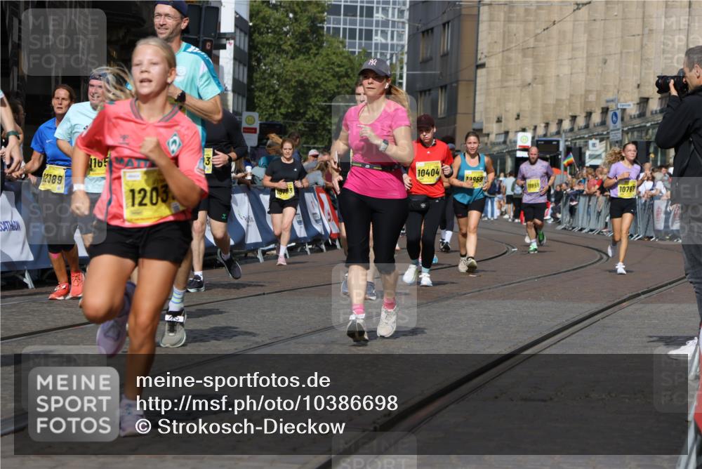13.09.2026 - 21. swb-Marathon Bremen Strokosch-Dieckow http://msf.ph/oto/10386698 13.09.2026 11:08:10 Ziel 10139, 10595, 10660, 10661, 10674, 10830, 10871, 10937, 11037, 11515, 11643, 12024, 12031, 12066, 12097, 12194, 12307, 12509, 12511, 12512, 10135, 10188, 10793, 10851, 11032, 11124, 11263, 11509, 12073, 12164, 12315, 12325 meine-sportfotos.de