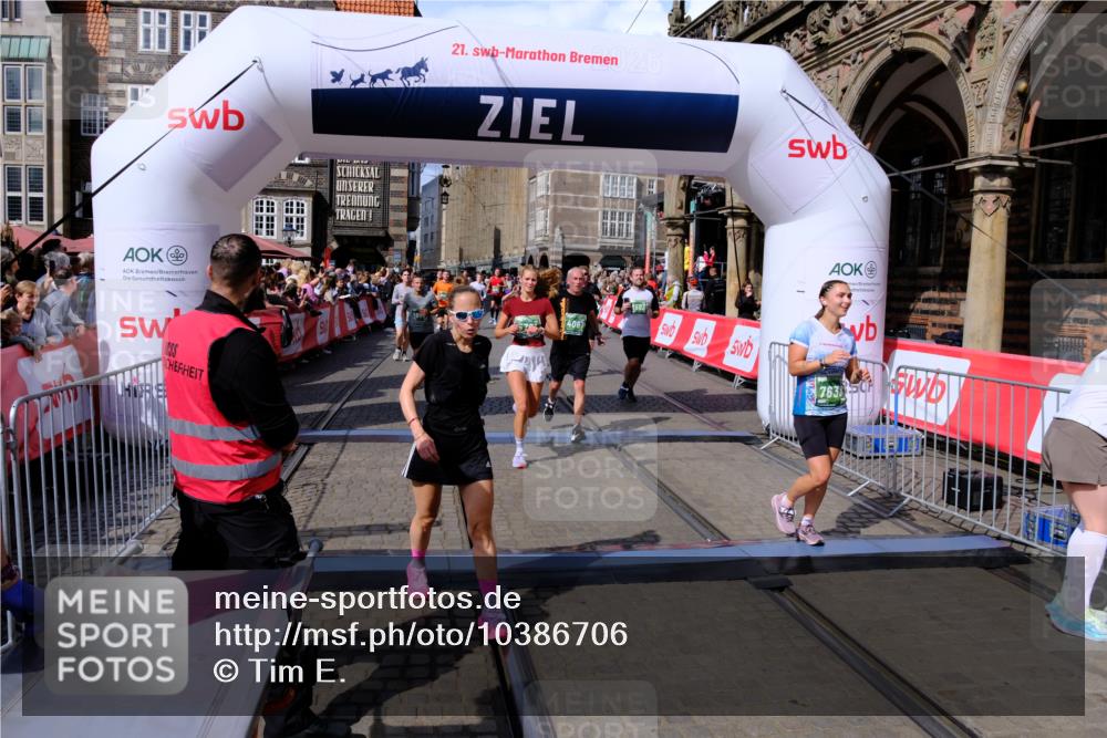 13.09.2026 - 21. swb-Marathon Bremen Tim E. http://msf.ph/oto/10386706 13.09.2026 13:26:18 Ziel 1163, 1647, 1896, 2033, 2062, 2666, 2708, 2987, 3248, 3516, 4067, 4476, 4724, 5013, 5558, 5622, 5701, 5854, 6135, 6605, 6886, 7638, 7780, 8271, 8361, 8592, 8635, 9266, 9794 meine-sportfotos.de