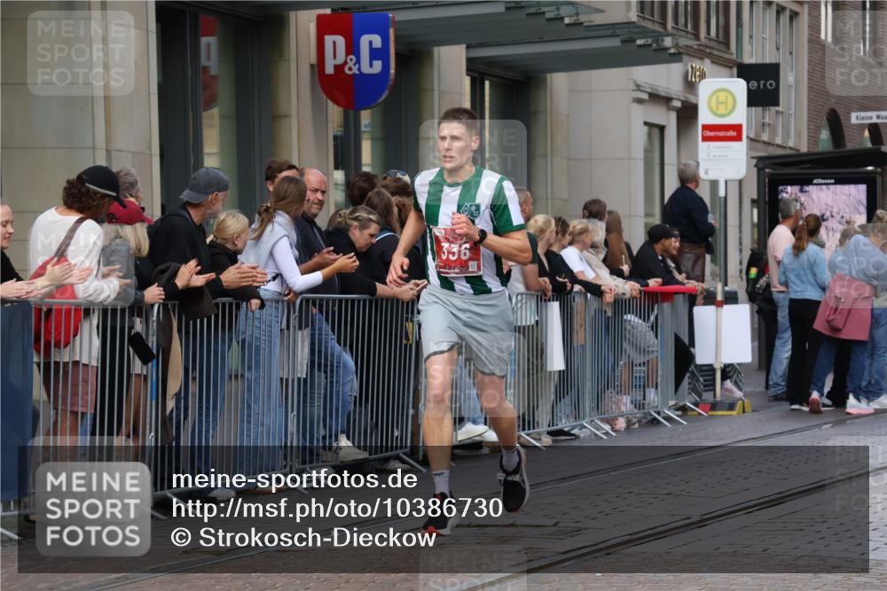 13.09.2026 - 21. swb-Marathon Bremen Strokosch-Dieckow http://msf.ph/oto/10386730 13.09.2026 12:54:11 Ziel 1020, 1256, 1629, 5160, 6112, 9399, 9617 meine-sportfotos.de