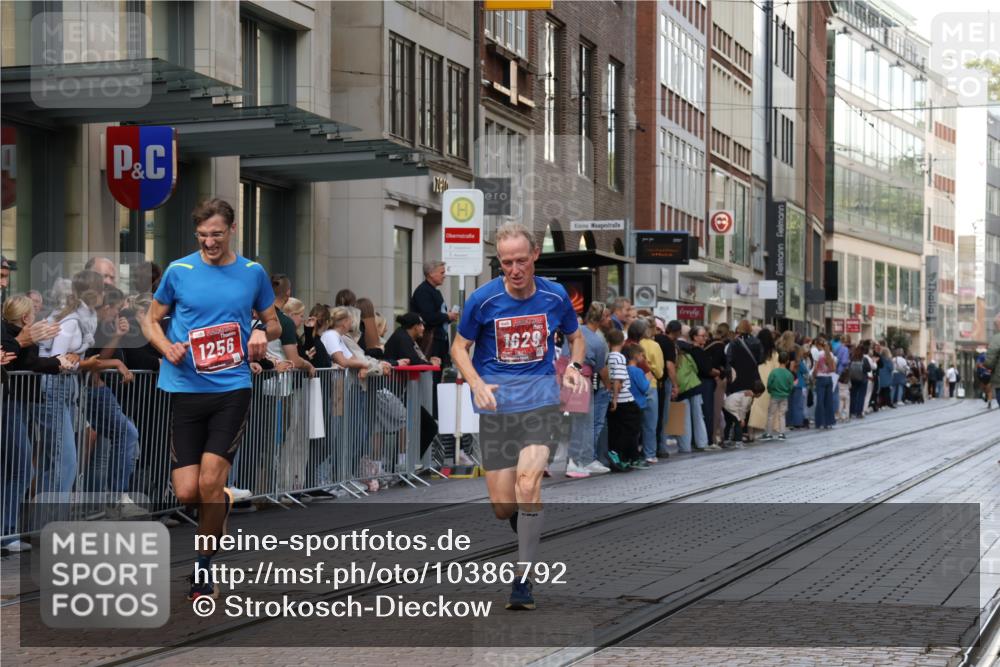 13.09.2026 - 21. swb-Marathon Bremen Strokosch-Dieckow http://msf.ph/oto/10386792 13.09.2026 12:54:21 Ziel 1020, 1256, 1629, 6112, 9399, 9617 meine-sportfotos.de