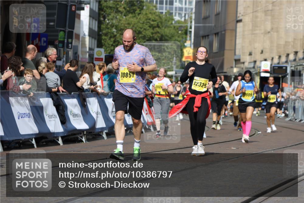 13.09.2026 - 21. swb-Marathon Bremen Strokosch-Dieckow http://msf.ph/oto/10386797 13.09.2026 11:08:19 Ziel 10139, 10404, 10493, 10660, 10674, 10767, 10859, 10937, 11044, 11378, 11404, 11659, 11831, 11833, 11958, 12024, 12031, 12066, 12160, 12248, 12384, 12389, 12511, 12512, 10229, 11065, 11124, 11509, 11560, 11561, 11678, 11888, 11968, 12073, 12164, 12315, 12410, 12516 meine-sportfotos.de