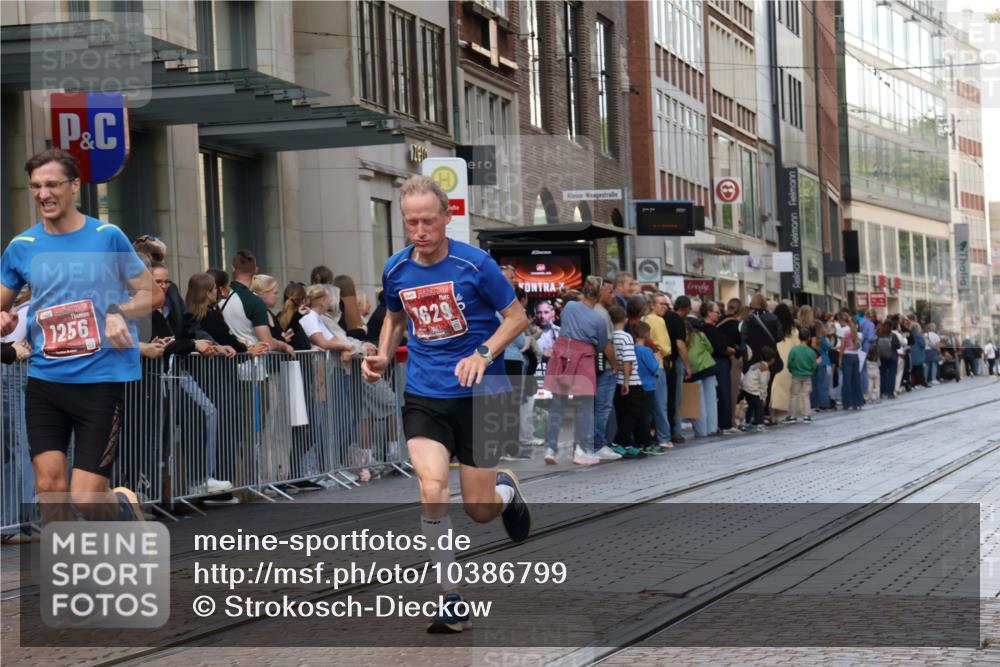 13.09.2026 - 21. swb-Marathon Bremen Strokosch-Dieckow http://msf.ph/oto/10386799 13.09.2026 12:54:22 Ziel 1020, 1256, 1629, 6112, 9399, 9617 meine-sportfotos.de