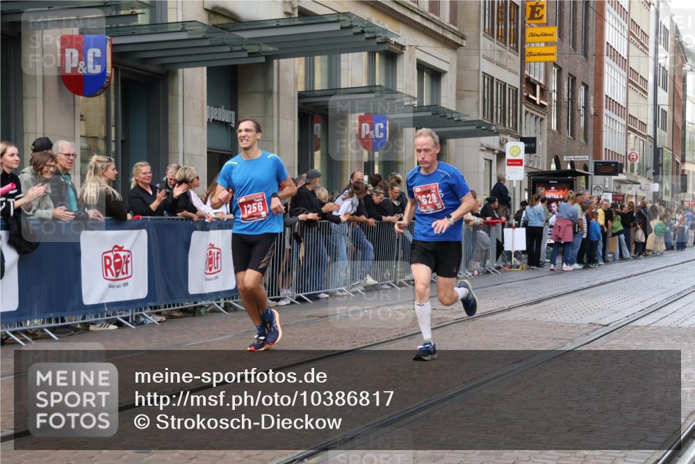 13.09.2026 - 21. swb-Marathon Bremen Strokosch-Dieckow http://msf.ph/oto/10386817 13.09.2026 12:54:22 Ziel 1020, 1256, 1629, 6112, 9399, 9617 meine-sportfotos.de