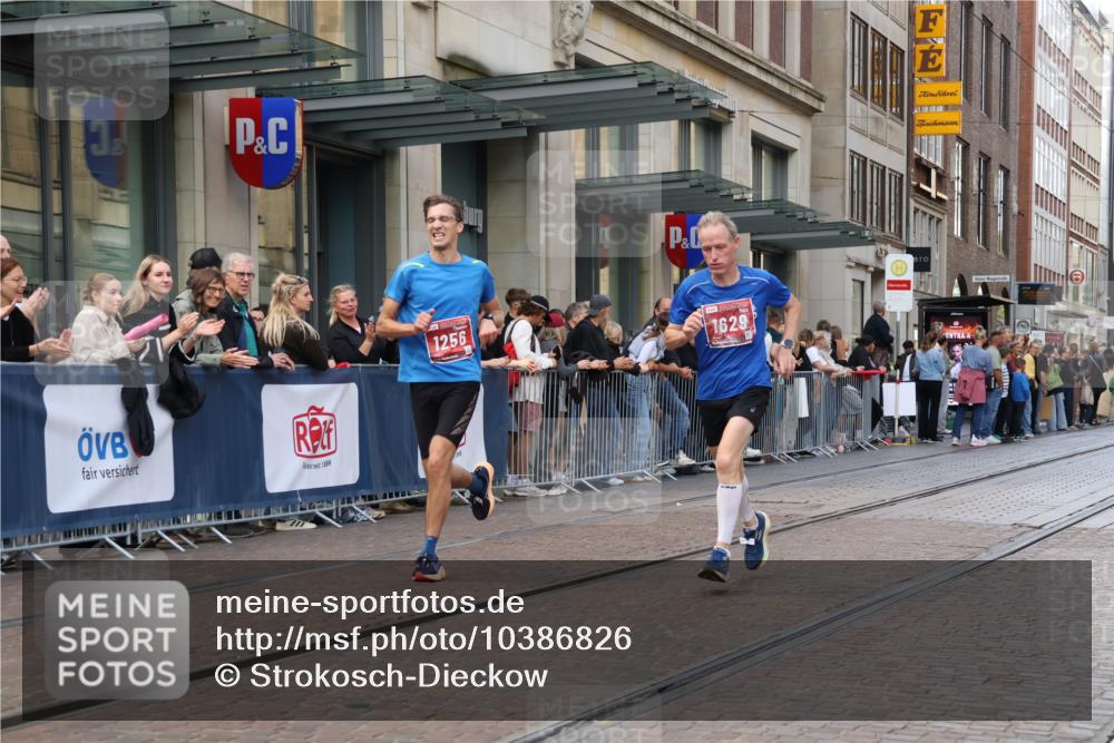 13.09.2026 - 21. swb-Marathon Bremen Strokosch-Dieckow http://msf.ph/oto/10386826 13.09.2026 12:54:23 Ziel 1020, 1256, 1629, 6112, 9399, 9617 meine-sportfotos.de