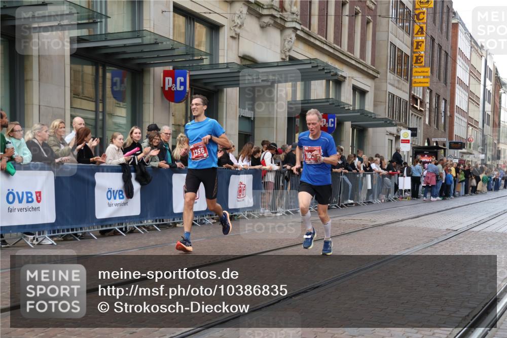 13.09.2026 - 21. swb-Marathon Bremen Strokosch-Dieckow http://msf.ph/oto/10386835 13.09.2026 12:54:23 Ziel 1020, 1256, 1629, 6112, 9399, 9617 meine-sportfotos.de