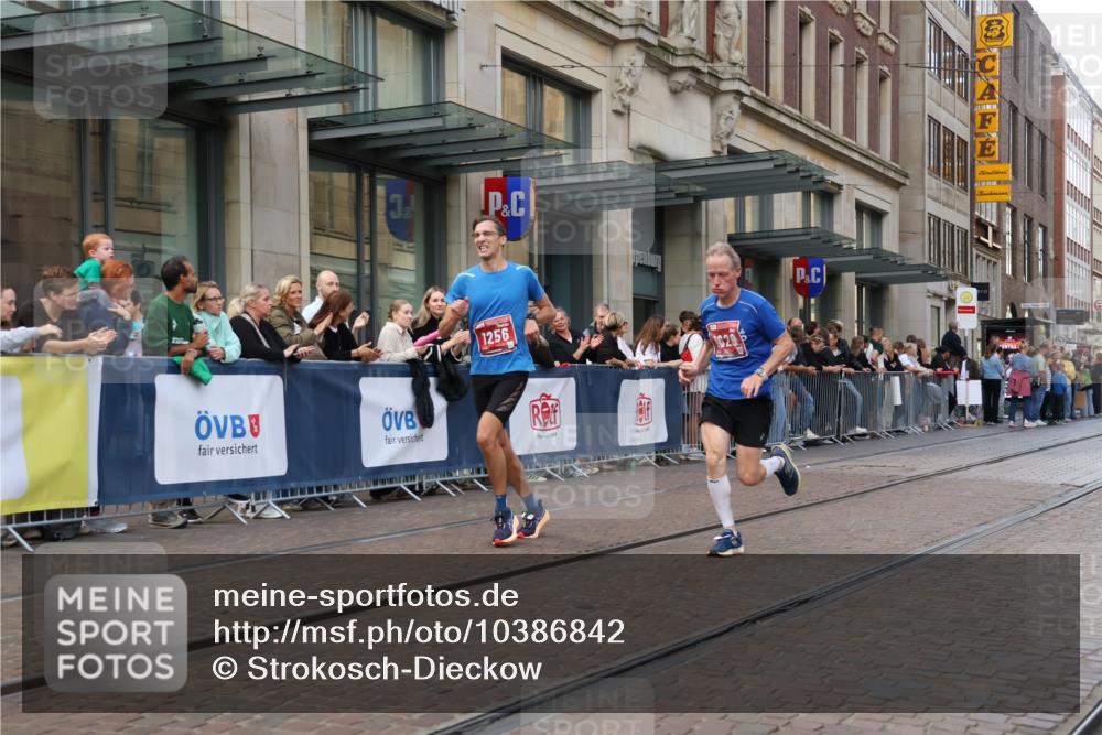 13.09.2026 - 21. swb-Marathon Bremen Strokosch-Dieckow http://msf.ph/oto/10386842 13.09.2026 12:54:23 Ziel 1020, 1256, 1629, 6112, 9399, 9617 meine-sportfotos.de