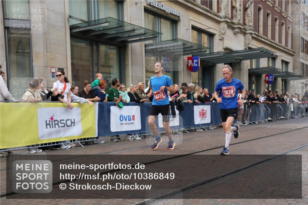 13.09.2026 - 21. swb-Marathon Bremen Strokosch-Dieckow http://msf.ph/oto/10386849 13.09.2026 12:54:23 Ziel 1020, 1256, 1629, 6112, 9399, 9617 meine-sportfotos.de