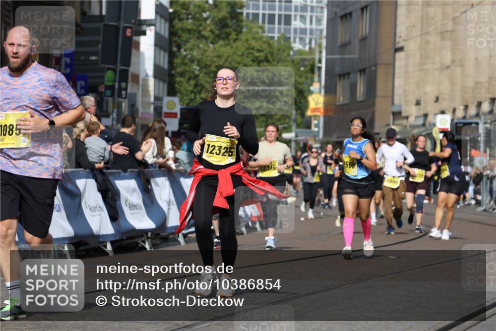 13.09.2026 - 21. swb-Marathon Bremen Strokosch-Dieckow http://msf.ph/oto/10386854 13.09.2026 11:08:22 Ziel 10139, 10404, 10493, 10660, 10767, 10793, 10859, 11032, 11044, 11378, 11404, 11659, 11831, 11833, 11958, 12024, 12031, 12066, 12160, 12248, 12384, 12389, 10229, 11065, 11124, 11560, 11561, 11678, 11888, 11968, 12073, 12162, 12164, 12410, 12516 meine-sportfotos.de