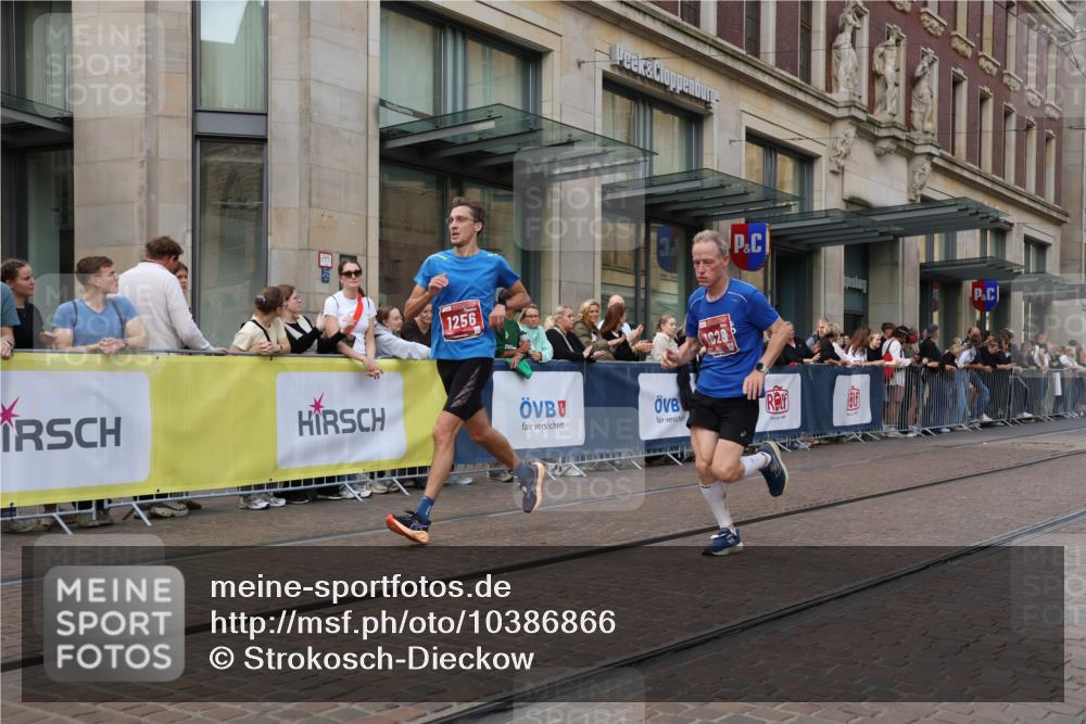 13.09.2026 - 21. swb-Marathon Bremen Strokosch-Dieckow http://msf.ph/oto/10386866 13.09.2026 12:54:24 Ziel 1020, 1256, 1629, 6112, 9399, 9617 meine-sportfotos.de