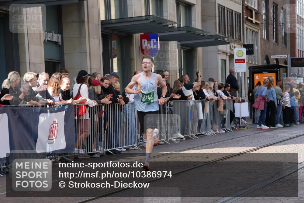 13.09.2026 - 21. swb-Marathon Bremen Strokosch-Dieckow http://msf.ph/oto/10386974 13.09.2026 12:55:02 Ziel 299, 3744, 13085 meine-sportfotos.de