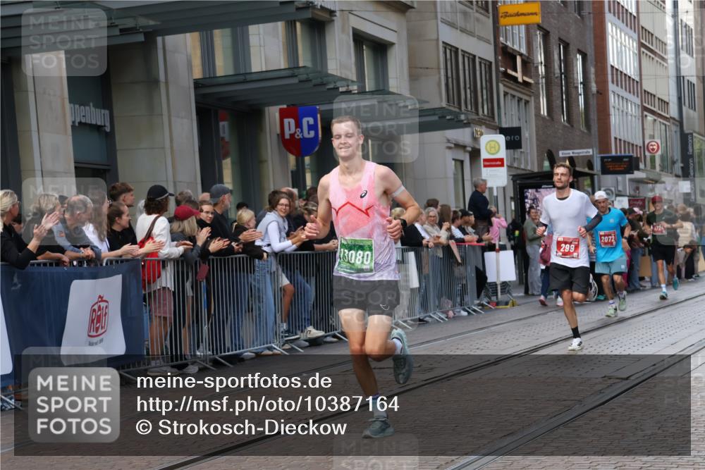 13.09.2026 - 21. swb-Marathon Bremen Strokosch-Dieckow http://msf.ph/oto/10387164 13.09.2026 12:55:42 Ziel 1583, 2072, 5163, 6630, 10034, 13080, 299, 1724, 4381, 9630 meine-sportfotos.de