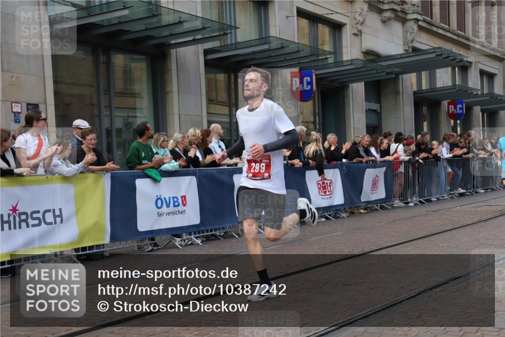 13.09.2026 - 21. swb-Marathon Bremen Strokosch-Dieckow http://msf.ph/oto/10387242 13.09.2026 12:55:45 Ziel 250, 1583, 2072, 5163, 6630, 10034, 13080, 299, 1724, 2072, 4381, 5163, 9630, 10034 meine-sportfotos.de
