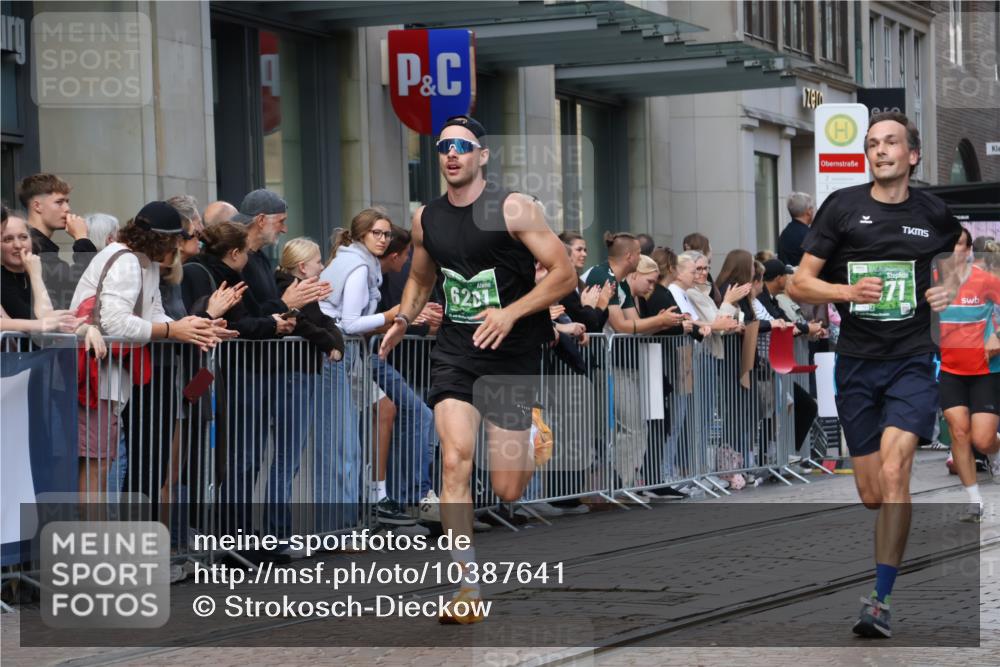 13.09.2026 - 21. swb-Marathon Bremen Strokosch-Dieckow http://msf.ph/oto/10387641 13.09.2026 12:56:44 Ziel 365, 573, 850, 3368, 6201, 7118, 7671, 901, 1212, 1288, 4936, 13224 meine-sportfotos.de
