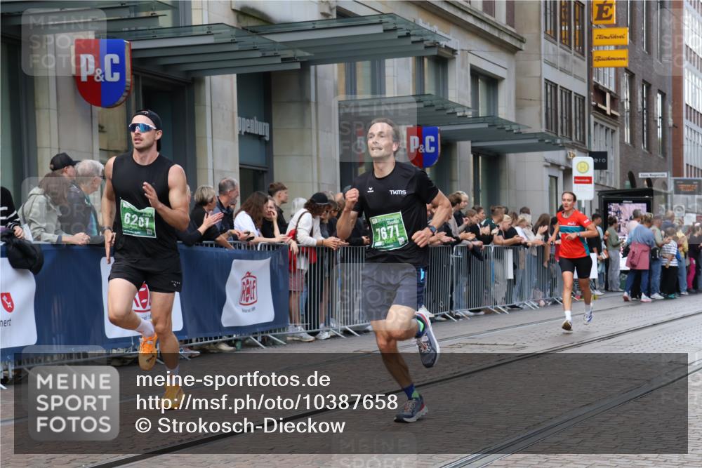 13.09.2026 - 21. swb-Marathon Bremen Strokosch-Dieckow http://msf.ph/oto/10387658 13.09.2026 12:56:45 Ziel 365, 573, 850, 3368, 5912, 6201, 7118, 7671, 901, 1212, 1288, 4936, 13224 meine-sportfotos.de