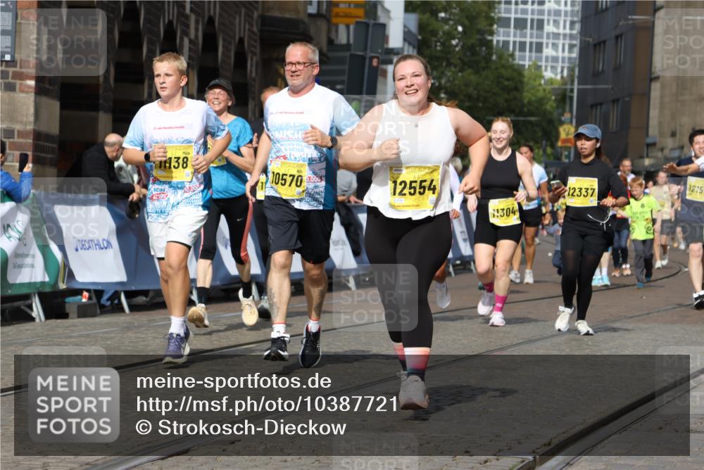 13.09.2026 - 21. swb-Marathon Bremen Strokosch-Dieckow http://msf.ph/oto/10387721 13.09.2026 11:09:13 Ziel 10217, 10399, 10455, 10469, 10599, 11011, 11053, 11074, 11358, 11421, 11434, 11531, 11710, 11718, 11812, 11905, 12192, 12256, 12353, 12438, 12517, 10556, 10664, 10686, 10694, 10769, 10823, 10981, 10983, 11225, 11764, 11882, 11883, 11914, 11915, 11995, 12322, 12491, 12532, 13607 meine-sportfotos.de