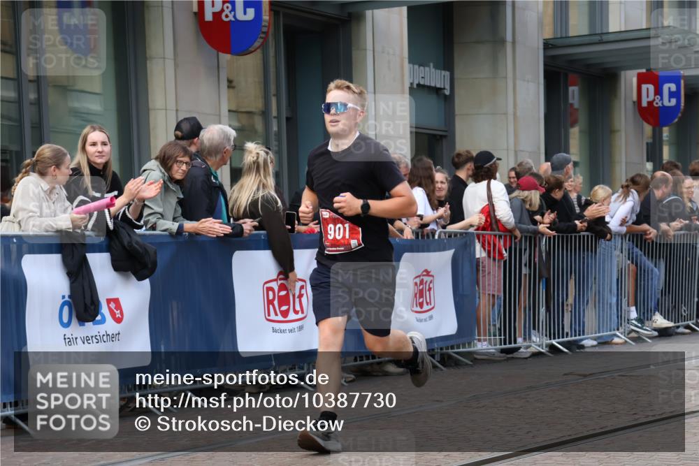 13.09.2026 - 21. swb-Marathon Bremen Strokosch-Dieckow http://msf.ph/oto/10387730 13.09.2026 12:56:54 Ziel 365, 573, 850, 3368, 5912, 901, 1212, 1288, 4936, 6201, 7118, 7671 meine-sportfotos.de