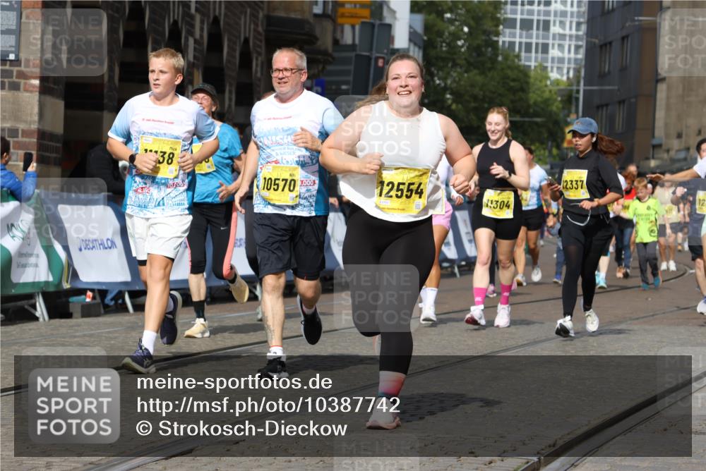 13.09.2026 - 21. swb-Marathon Bremen Strokosch-Dieckow http://msf.ph/oto/10387742 13.09.2026 11:09:13 Ziel 10217, 10399, 10455, 10469, 10599, 11011, 11053, 11074, 11358, 11421, 11434, 11531, 11710, 11718, 11812, 11905, 12192, 12256, 12353, 12438, 12517, 10556, 10664, 10686, 10694, 10769, 10823, 10981, 10983, 11225, 11764, 11882, 11883, 11914, 11915, 11995, 12322, 12491, 12532, 13607 meine-sportfotos.de