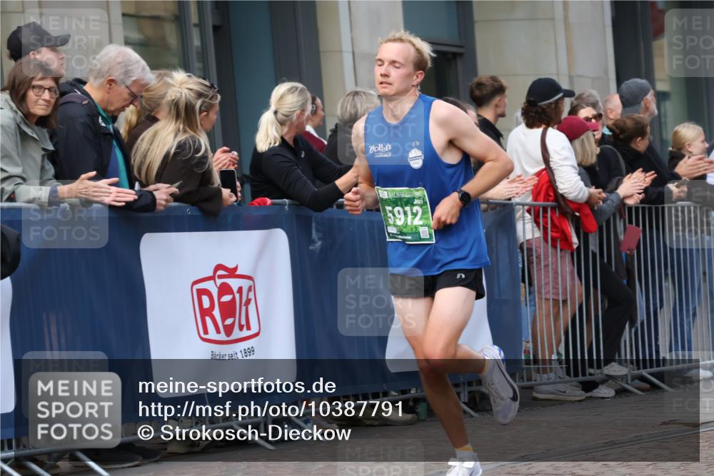 13.09.2026 - 21. swb-Marathon Bremen Strokosch-Dieckow http://msf.ph/oto/10387791 13.09.2026 12:57:01 Ziel 850, 1875, 2986, 3368, 5912, 6264, 365, 573, 901, 6201, 7118, 7671 meine-sportfotos.de