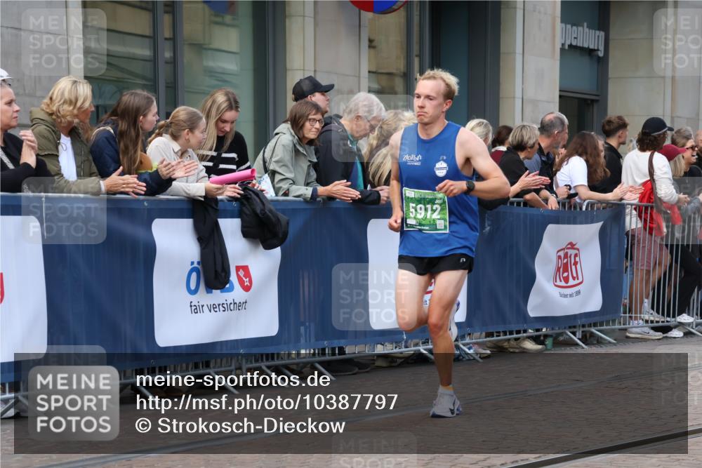 13.09.2026 - 21. swb-Marathon Bremen Strokosch-Dieckow http://msf.ph/oto/10387797 13.09.2026 12:57:02 Ziel 850, 1875, 2986, 3368, 5912, 6264, 365, 573, 901, 6201, 7118, 7671 meine-sportfotos.de