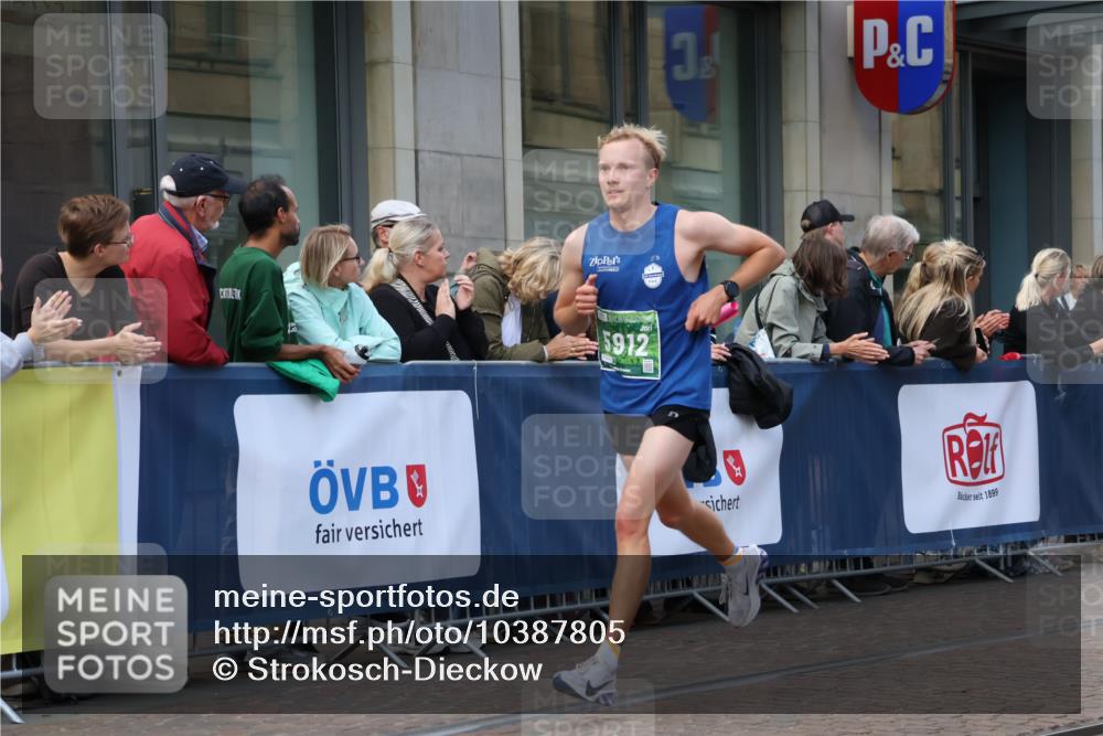 13.09.2026 - 21. swb-Marathon Bremen Strokosch-Dieckow http://msf.ph/oto/10387805 13.09.2026 12:57:02 Ziel 850, 1875, 2986, 3368, 5912, 6264, 365, 573, 901, 6201, 7118, 7671 meine-sportfotos.de