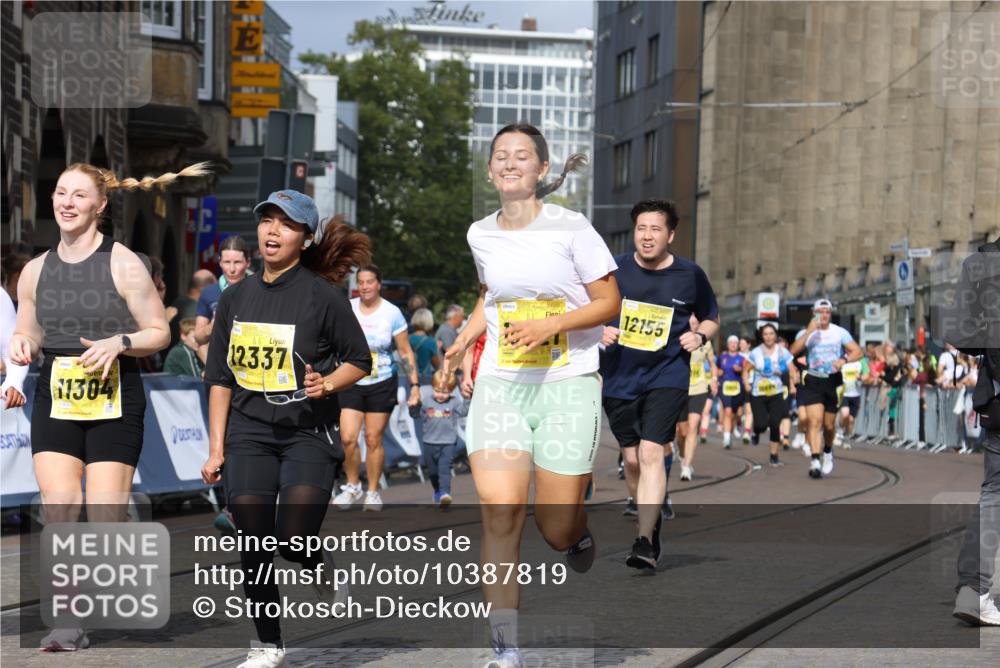 13.09.2026 - 21. swb-Marathon Bremen Strokosch-Dieckow http://msf.ph/oto/10387819 13.09.2026 11:09:16 Ziel 10217, 10455, 10469, 10570, 10599, 10630, 11011, 11053, 11074, 11138, 11434, 11531, 11812, 11905, 12192, 12256, 12353, 12438, 12517, 12554, 10556, 10664, 10694, 10769, 10823, 10981, 11225, 11882, 11883, 11914, 11915, 11995, 12322, 12474, 12491, 12532, 13607 meine-sportfotos.de