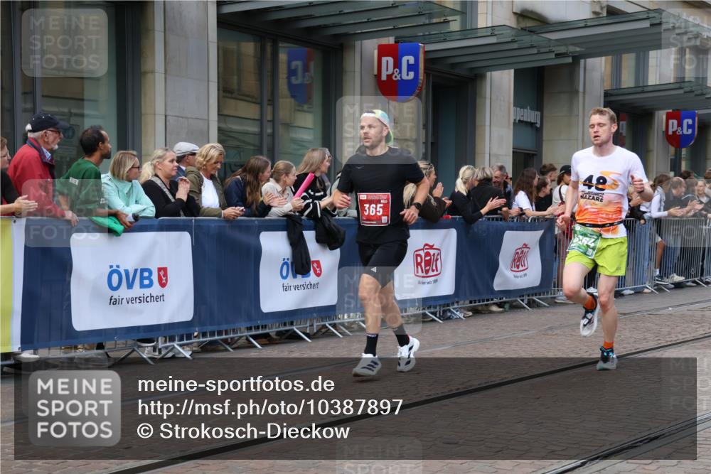 13.09.2026 - 21. swb-Marathon Bremen Strokosch-Dieckow http://msf.ph/oto/10387897 13.09.2026 12:57:16 Ziel 919, 1875, 2986, 4795, 6264, 365, 573, 850, 3368, 5912, 6201, 7671 meine-sportfotos.de