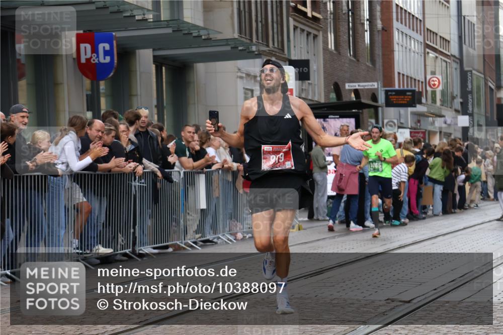 13.09.2026 - 21. swb-Marathon Bremen Strokosch-Dieckow http://msf.ph/oto/10388097 13.09.2026 12:57:43 Ziel 1323, 2073, 2099, 9065, 919, 1875, 2986, 4795, 6264 meine-sportfotos.de